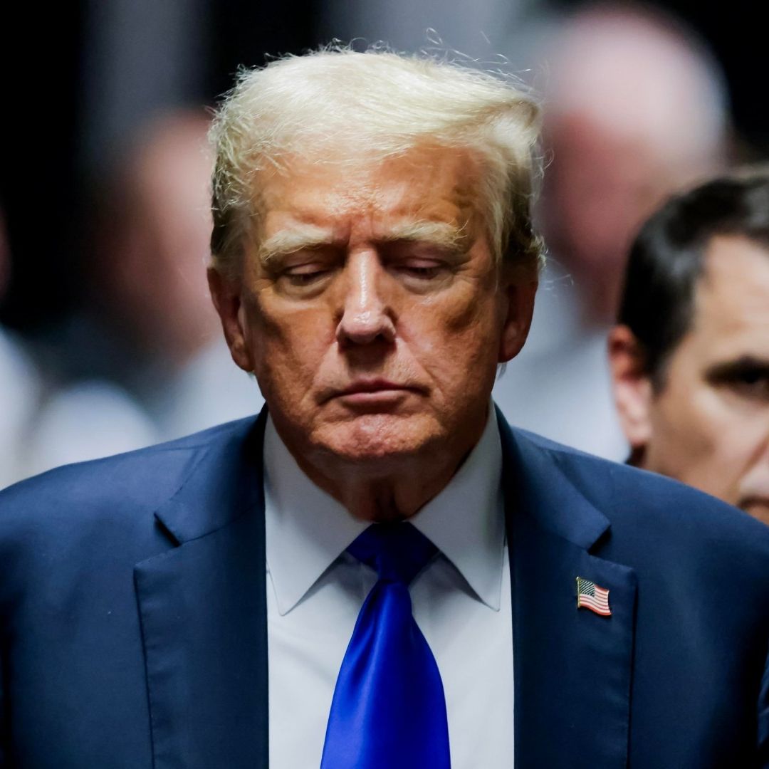 El expresidente estadounidense Donald Trump abandona el juzgado después de que un jurado lo declaró culpable de los 34 cargos de delitos graves. Foto: EFE