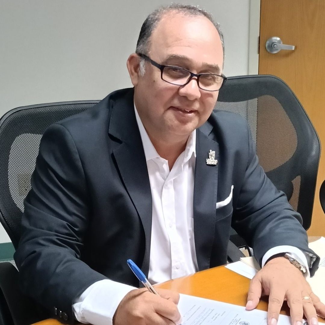 Juan Pulido en el registro de su firma como Secretario del Ayuntamiento de Linares, Nuevo León