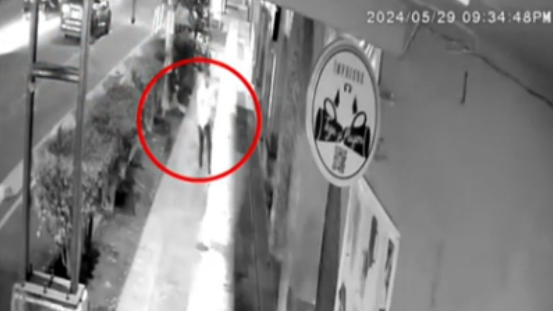 Cámaras de seguridad captaron en video el momento de un asalto, lo que desató una balacera en la colonia Roma Sur