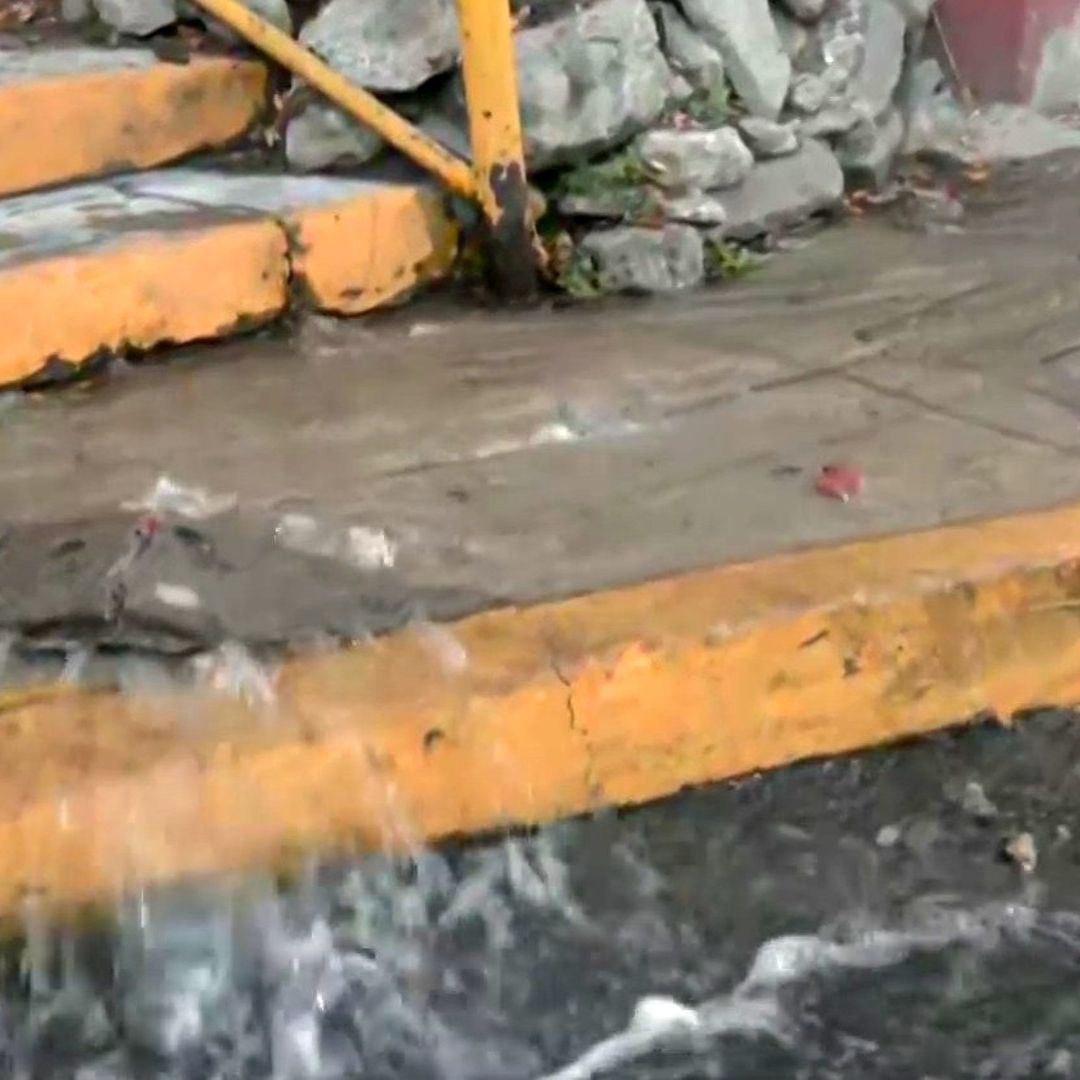 Fuga de agua en colonia Lomas Becerra