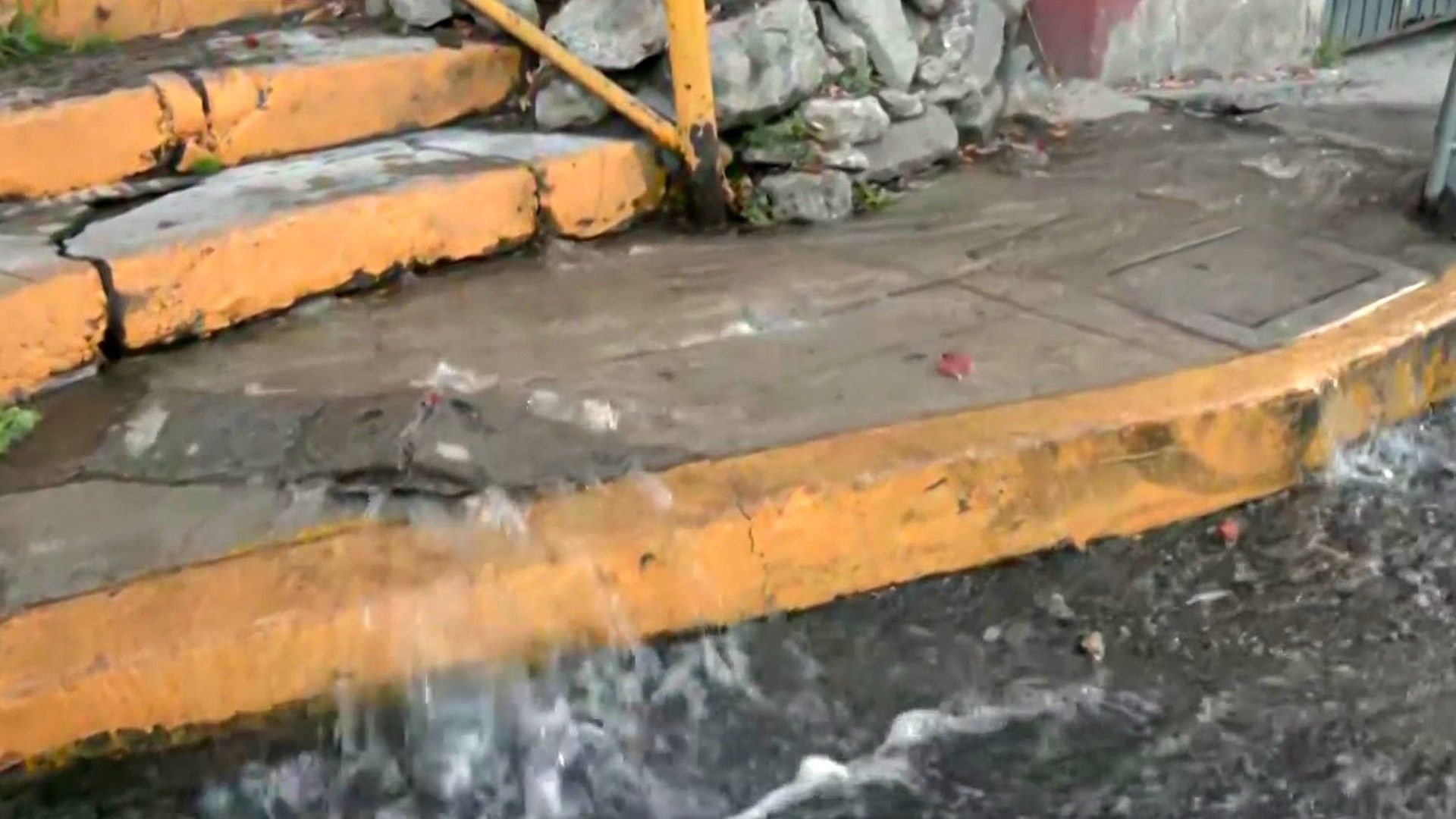 Fuga de agua en colonia Lomas Becerra