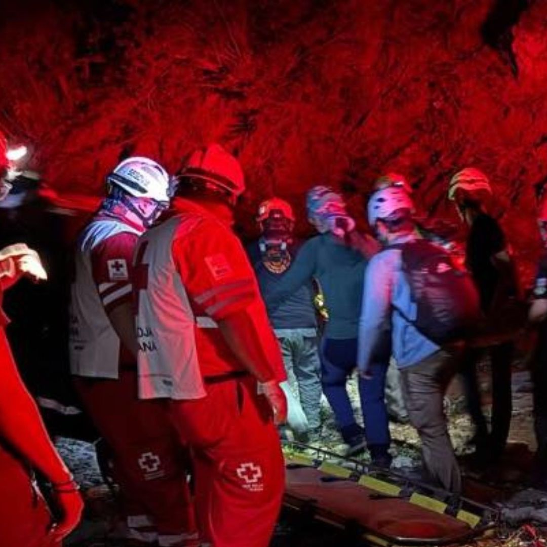 Protección Civil de Santiago y paramédicos de Cruz Roja rescatan a heridos en accidente