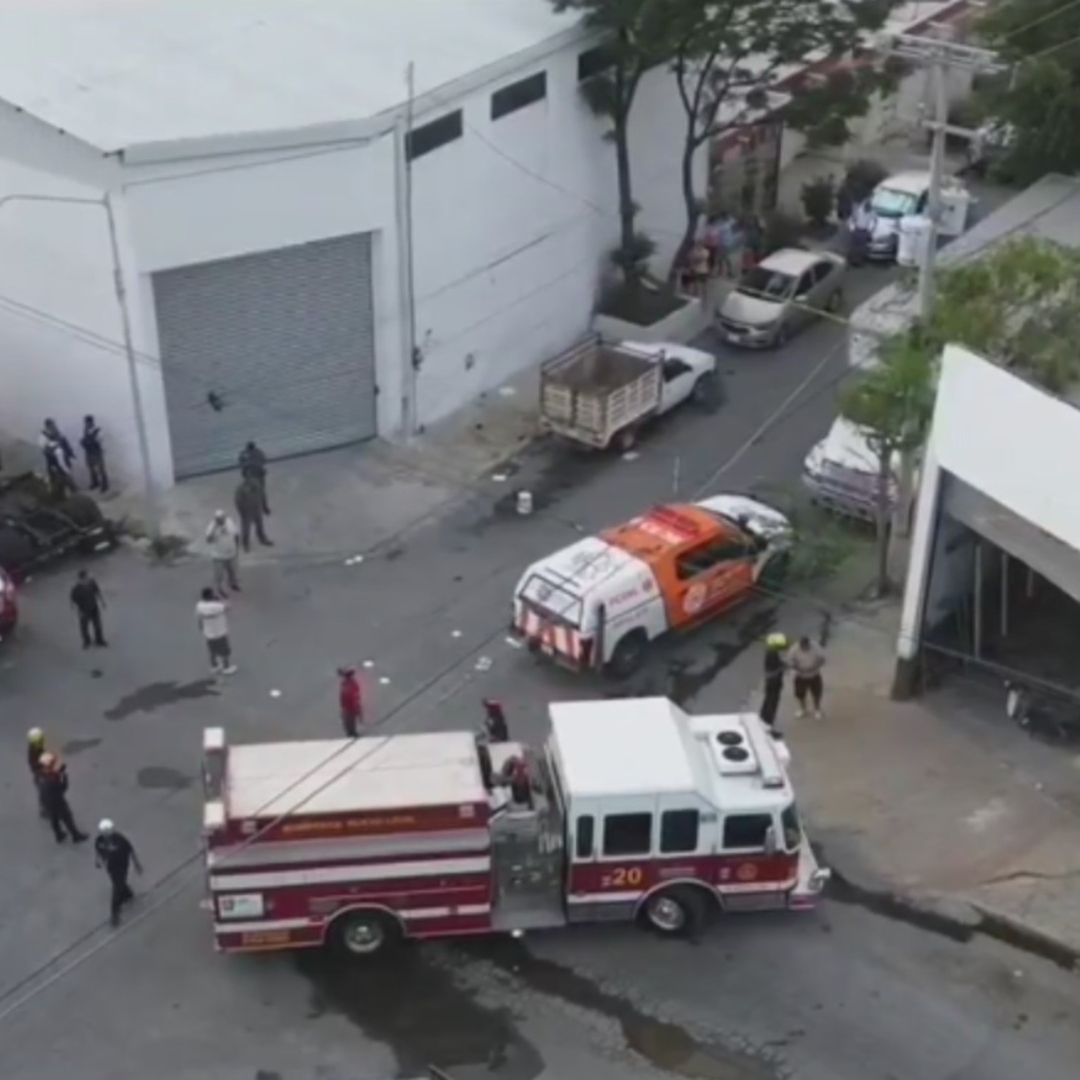 Cuerpos de rescate atienden a lesionados en explosión de bodega de vidrios en Monterrey