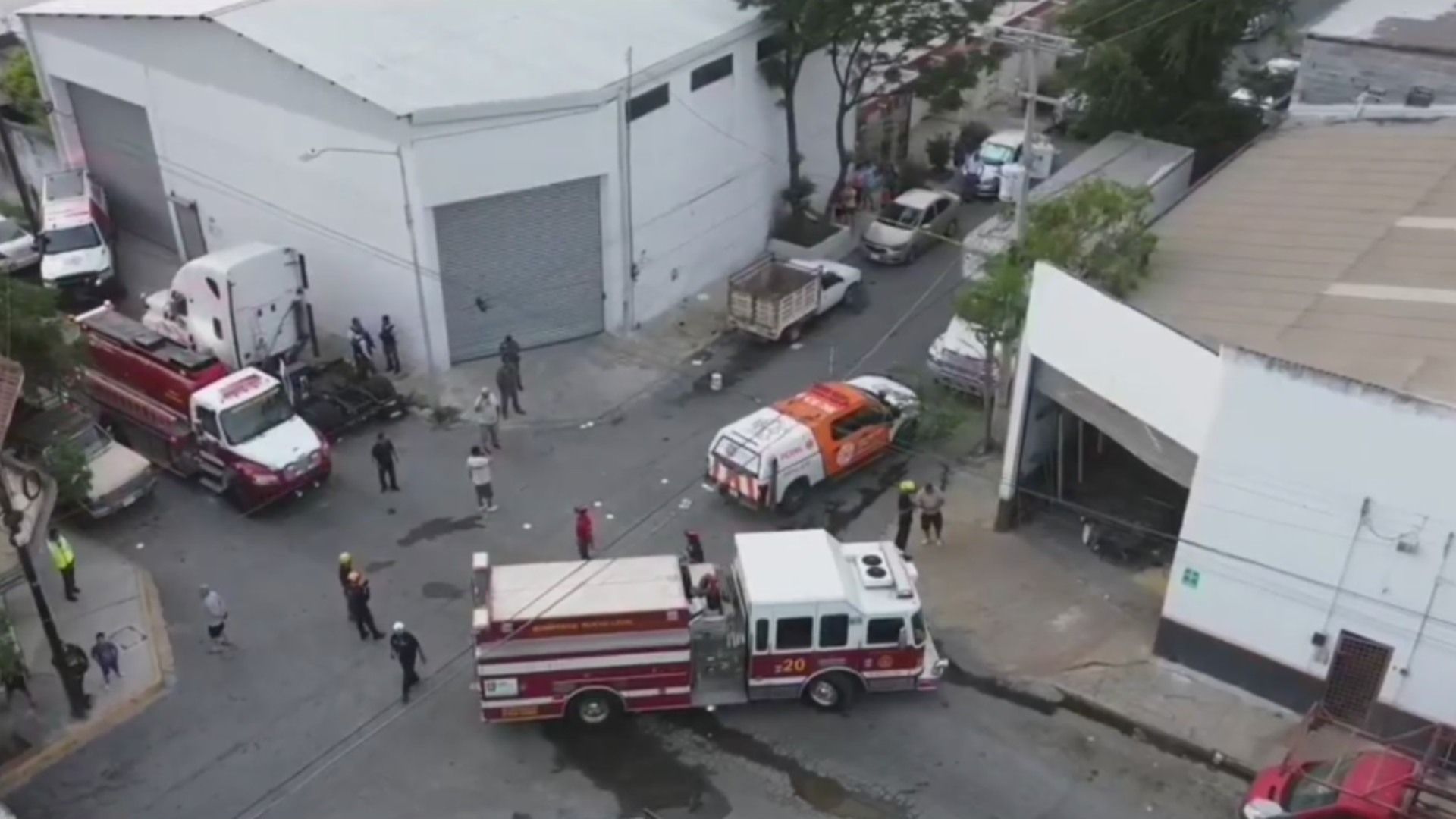Cuerpos de rescate atienden a lesionados en explosión de bodega de vidrios en Monterrey