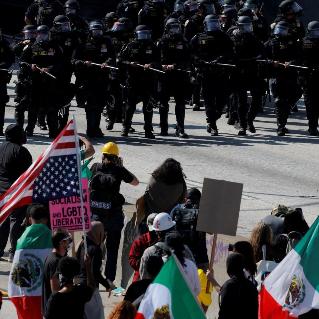 Policías y manifestantes en Los Ángeles luego de redadas