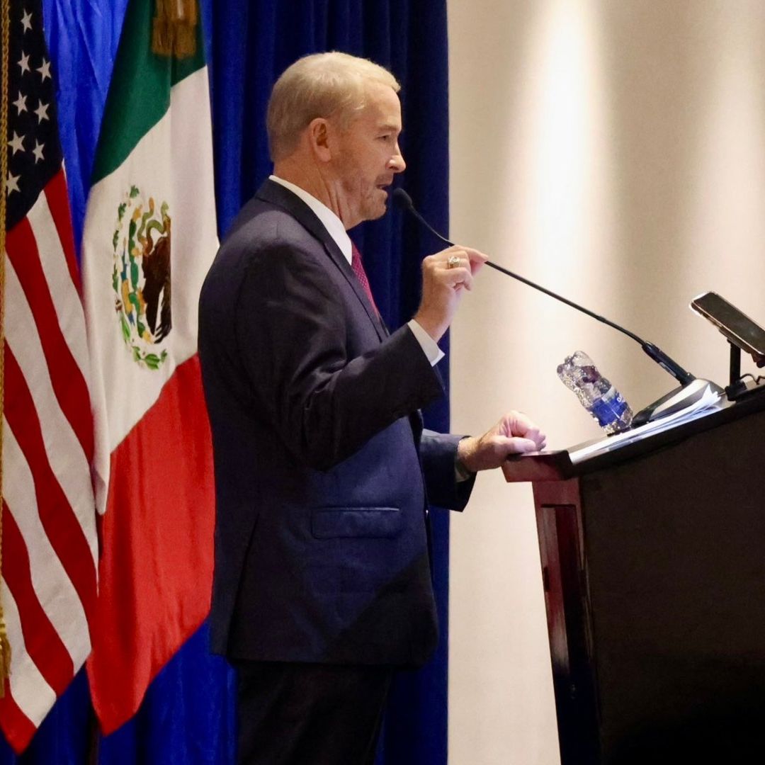 Ronald Johnson señaló que nuestras banderas representan identidad nacional, orgullo y valores compartidos, no división ni ilegalidad.