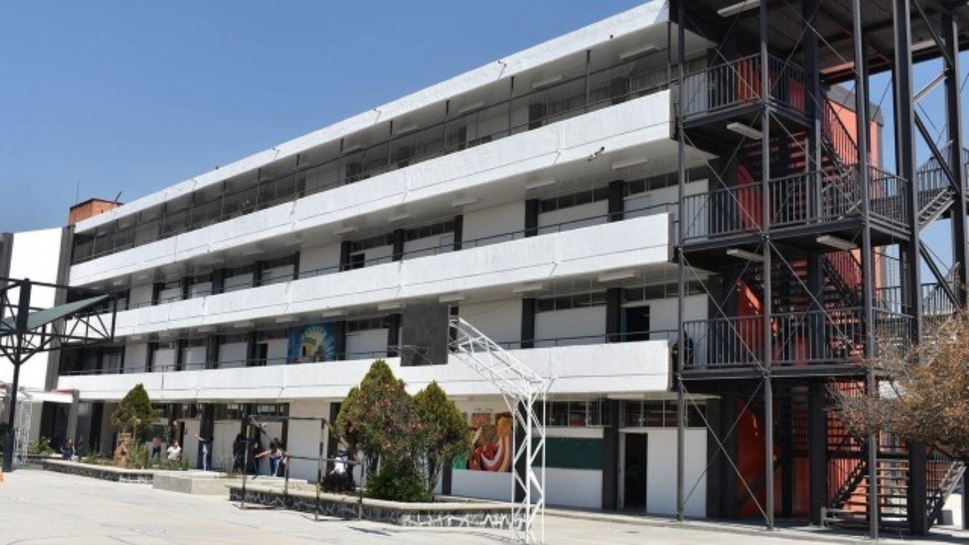 Alumno de Secundaria Amenaza con Pistola a Compañeros de Salón en la GAM