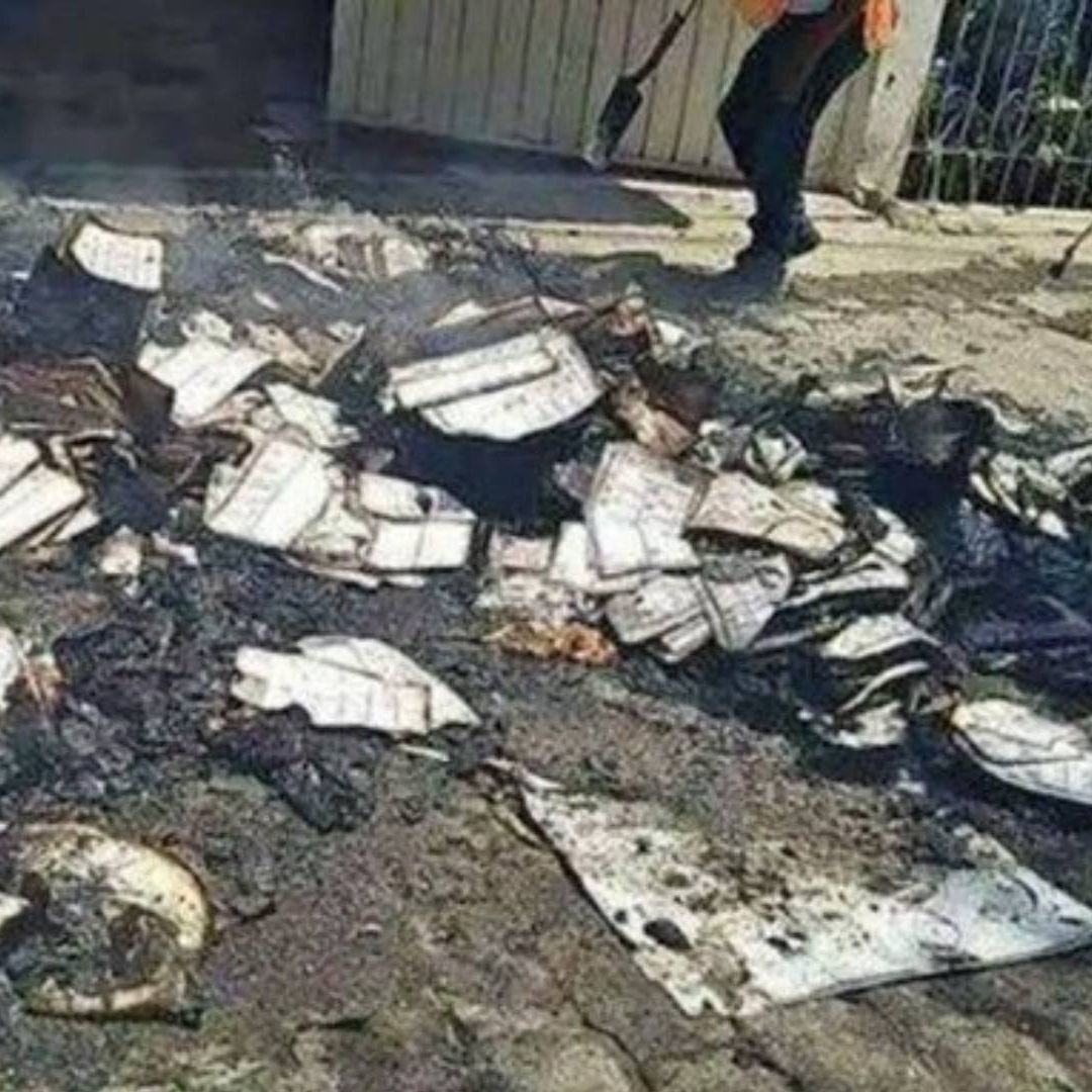 En otro hecho, durante la madrugada de este viernes en las instalaciones del Consejo Municipal Electoral de Chicomuselo fueron incendiados varios paquetes de material electoral