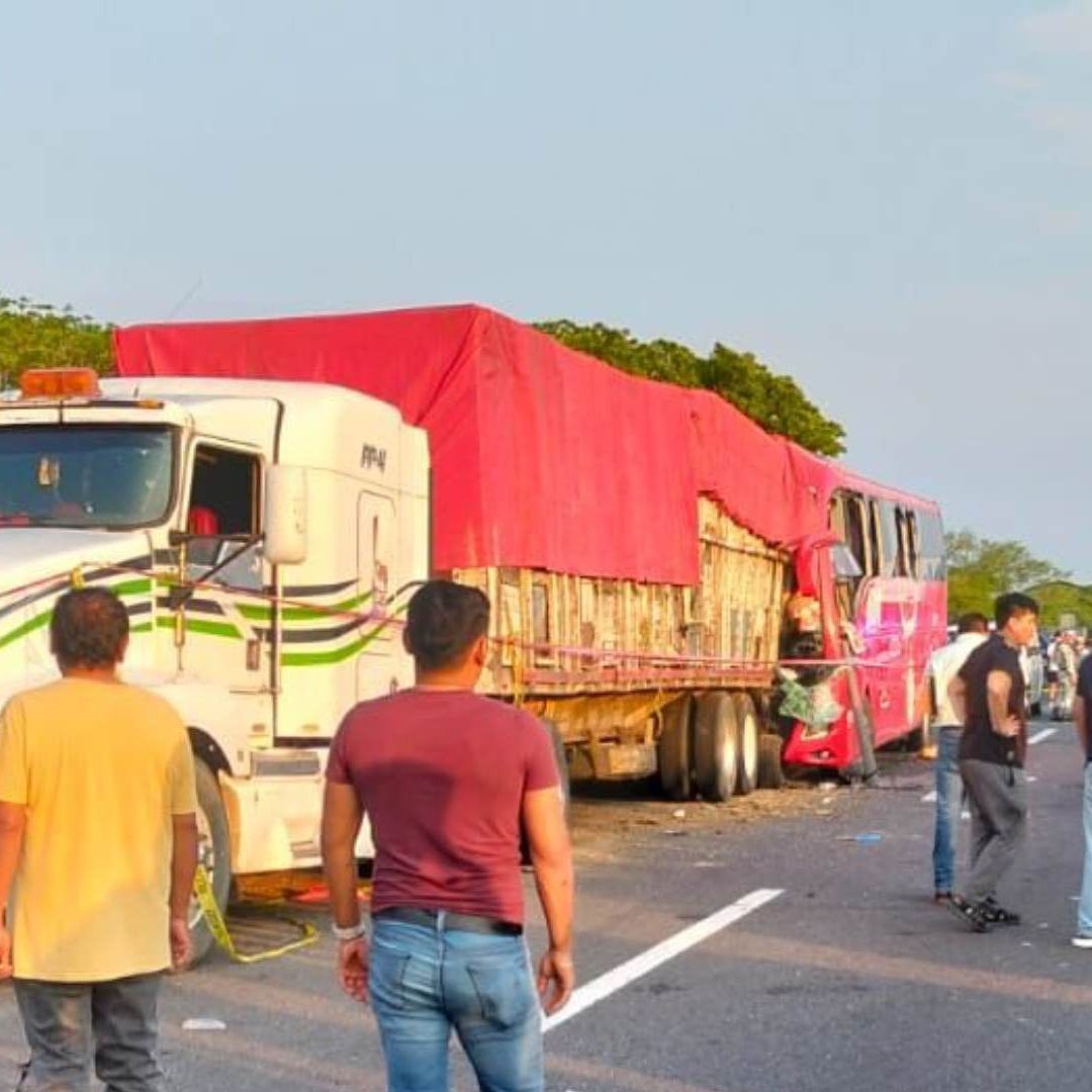 Accidente en autopista Cosamaloapan – Acayucan Veracruz deja 27 heridos y un fallecido.