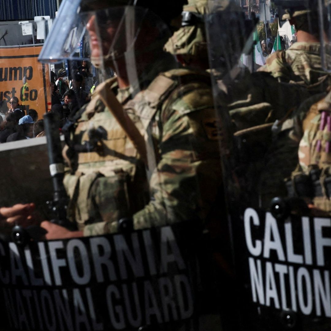 fuerzas de seguridad durante protestas en Los Ángeles