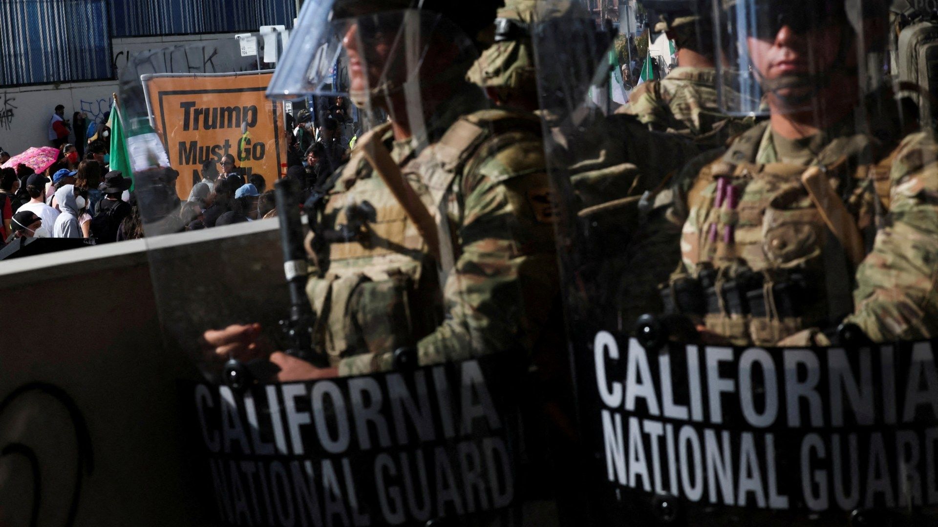 fuerzas de seguridad durante protestas en Los Ángeles