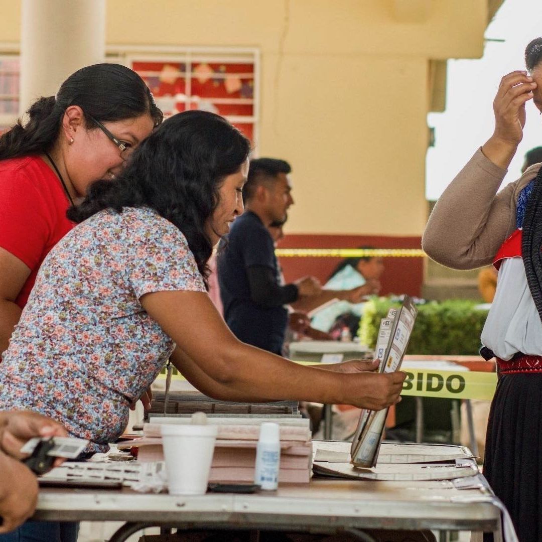 Mujer vota en el municipio de Huachinango, Puebla