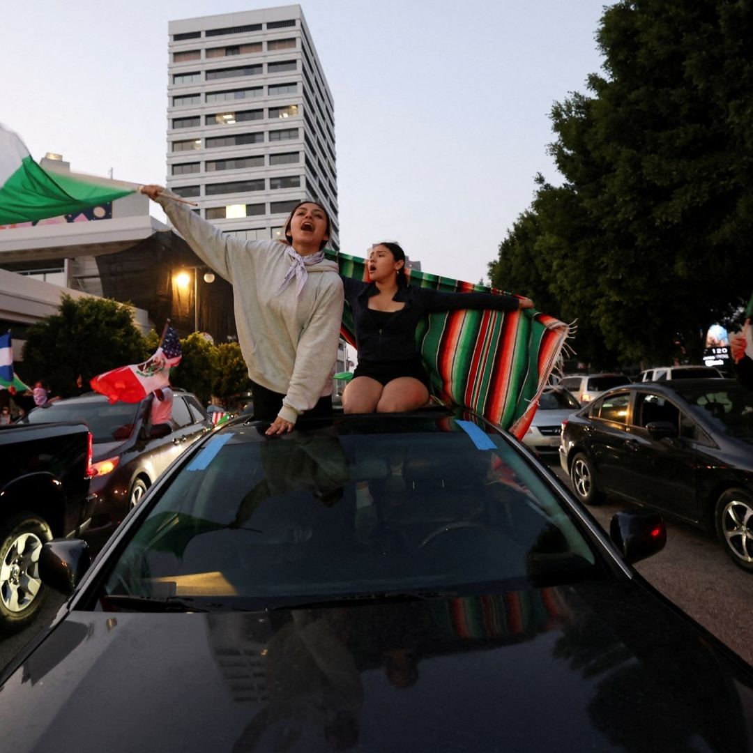 Manifestantes ondean banderas de México en Los Ángeles