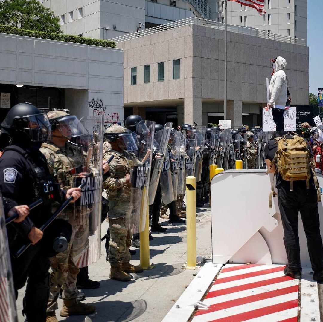 Elementos de la Guardia Nacional estadounidense frente a una manifestación en Los Ángeles