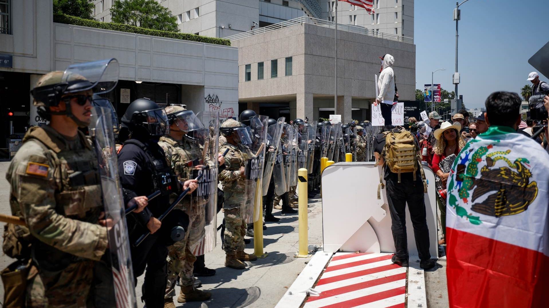 Elementos de la Guardia Nacional estadounidense frente a una manifestación en Los Ángeles