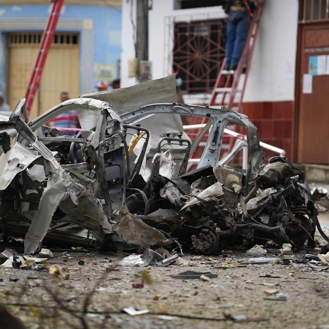 Coche luego de explotar en Cauca