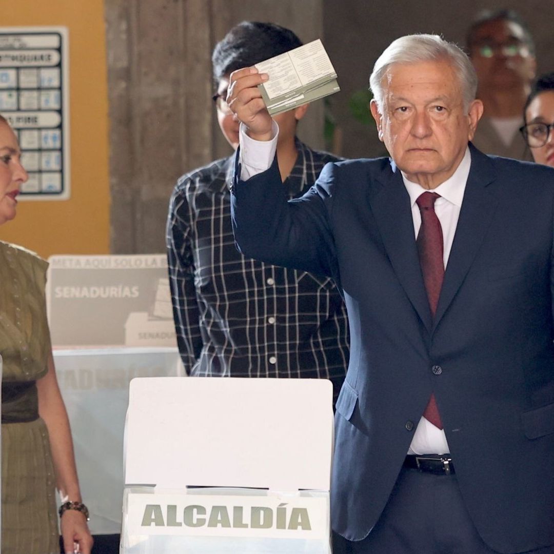López Obrador emite su voto en una casilla cercana a Palacio Nacional