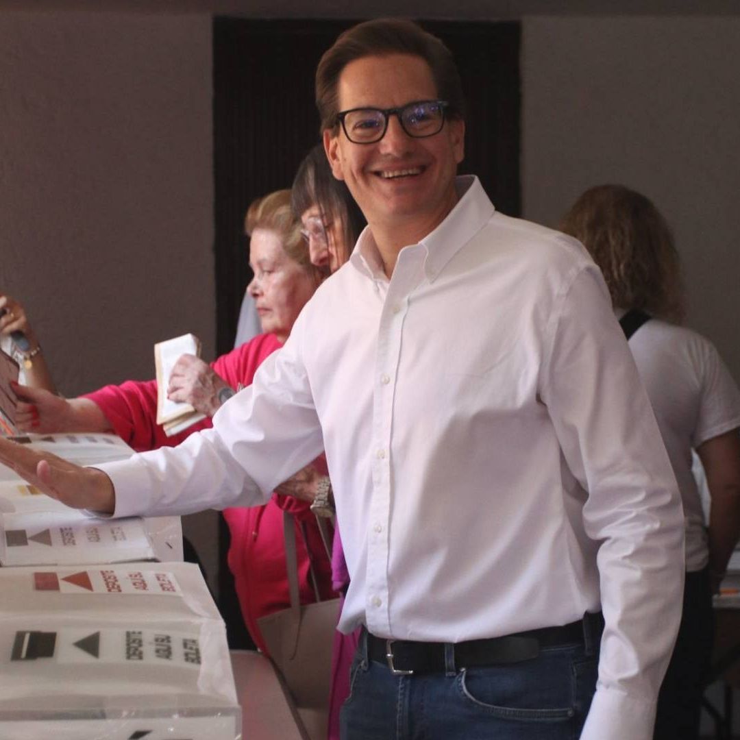 Salomón Chertorivski acude a votar
