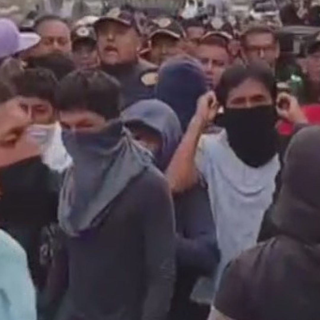 Normalistas afuera de Palacio Nacional
