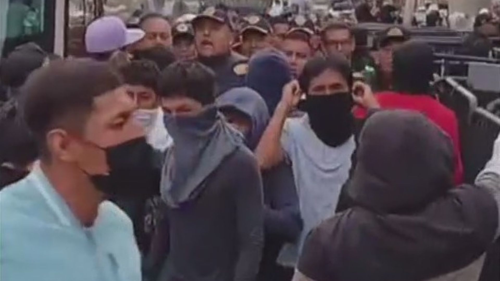 Normalistas afuera de Palacio Nacional