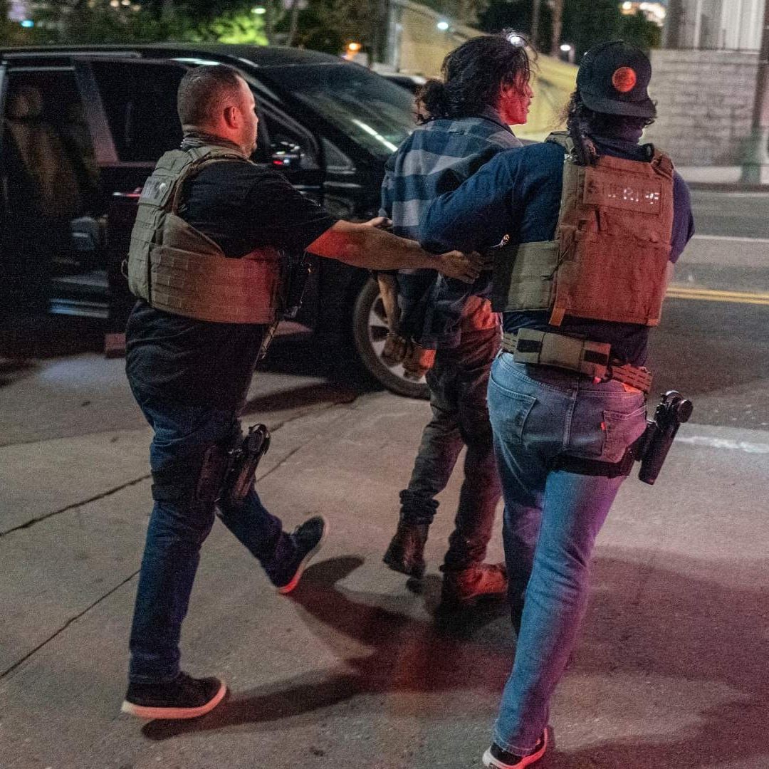 Manifestantes Desafían el Toque de Queda en Los Ángeles; Reportan 25 Detenidos