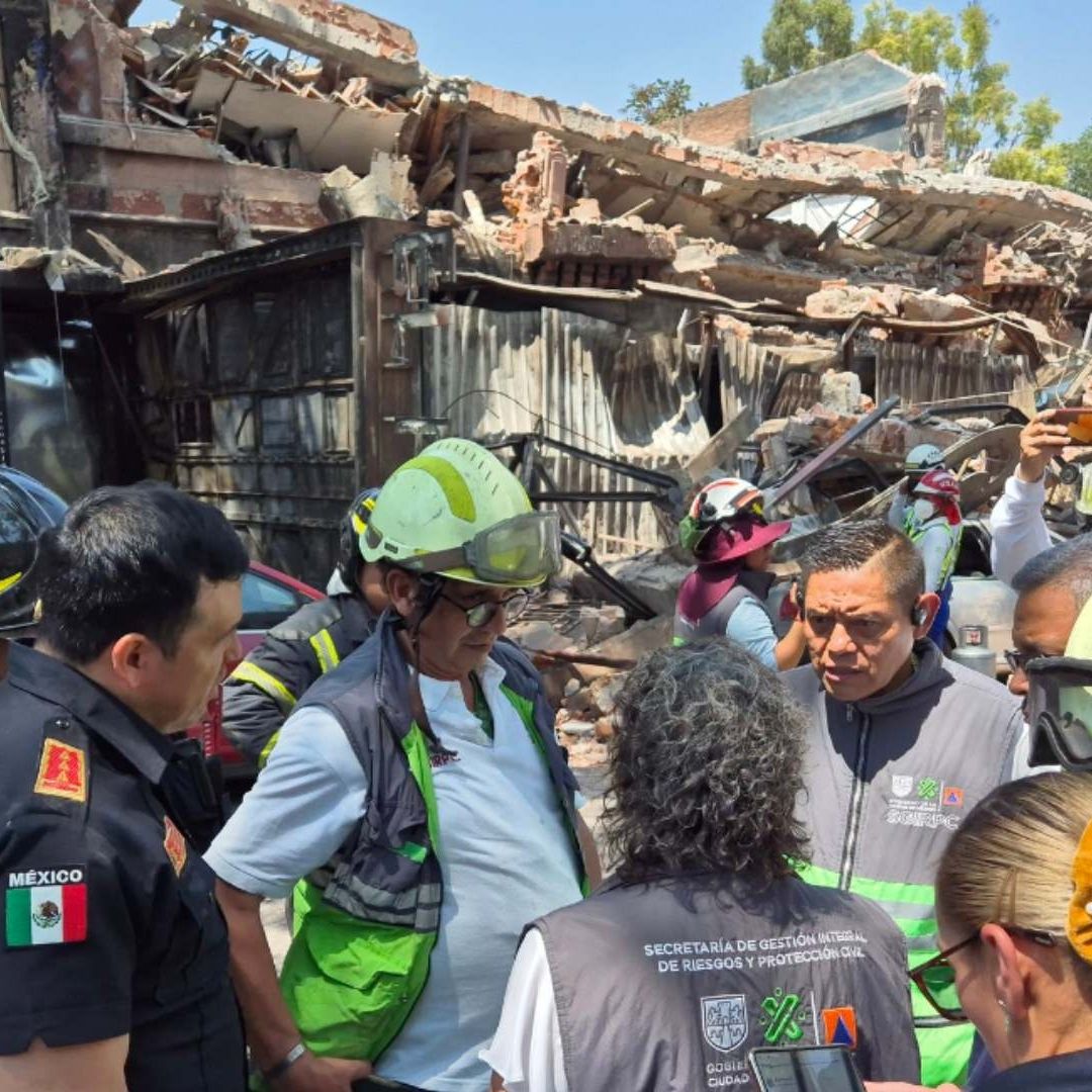 En Atenas 10, casi esquina con Bucareli, Juárez, CDMX donde se registró el colapso de un inmueble en trabajos de demolición