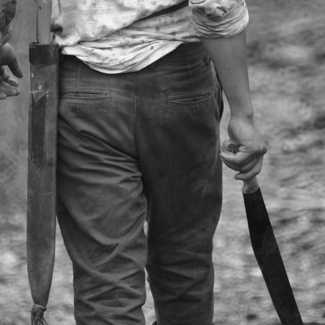 Hombre sosteniendo un machete
