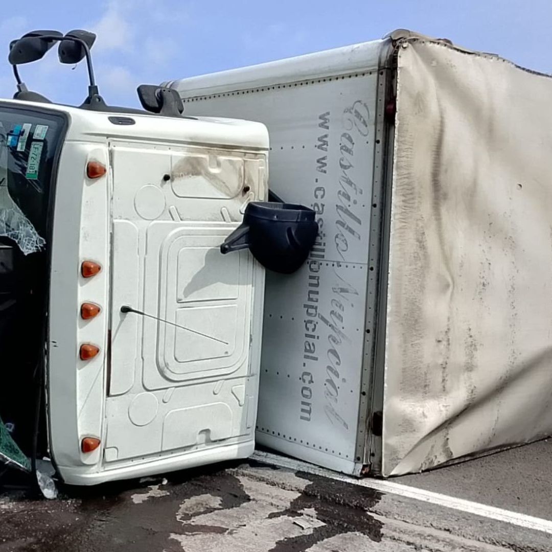 Volcadura de Camión de Carga en Kilómetro 72 de la Autopista México-Puebla Santa Rita Tlahuapan