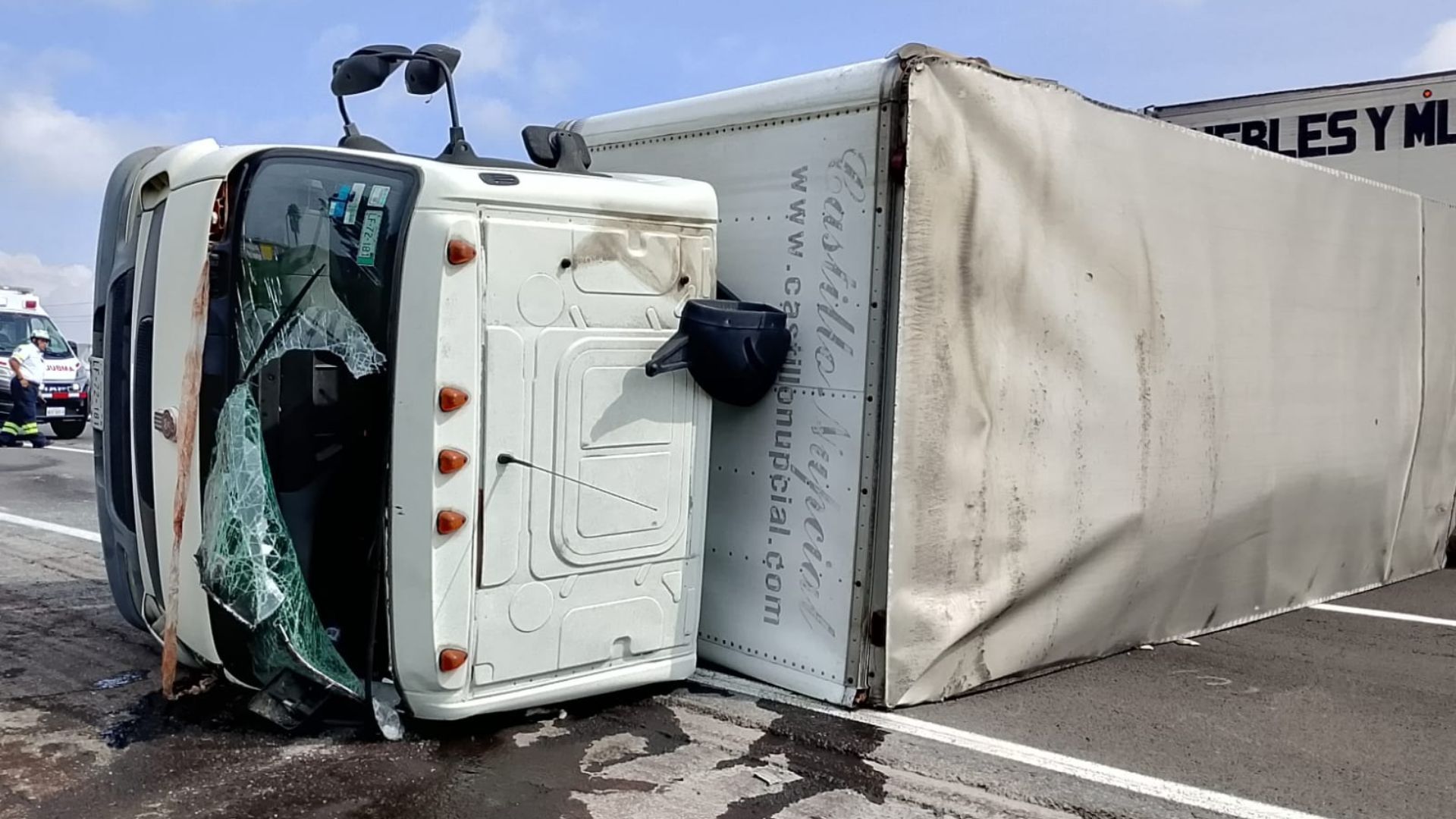 Volcadura de Camión de Carga en Kilómetro 72 de la Autopista México-Puebla Santa Rita Tlahuapan