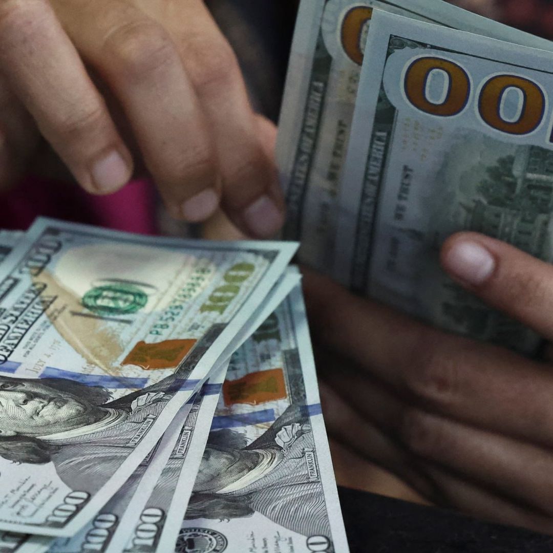 Precio del Dólar Hoy 11 de Junio al Cierre: Peso Gana y Baja a 18 Unidades por Billete Verde