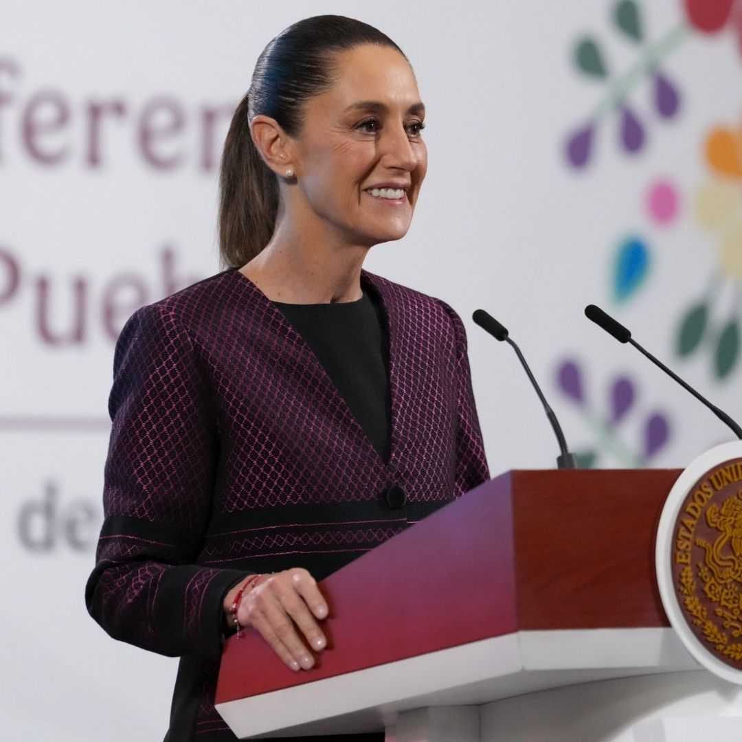 Claudia Sheinbaum sonríe durante conferencia de prensa