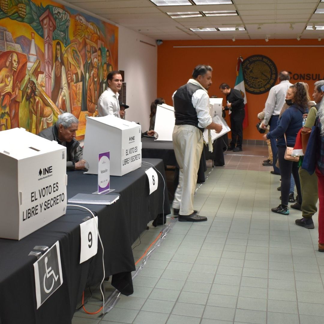 Voto de mexicanos en consulados en el extranjero. Foto: EFE