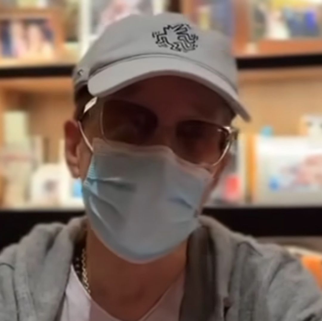 El cantante publicó un video en el que anunció que está enfermo