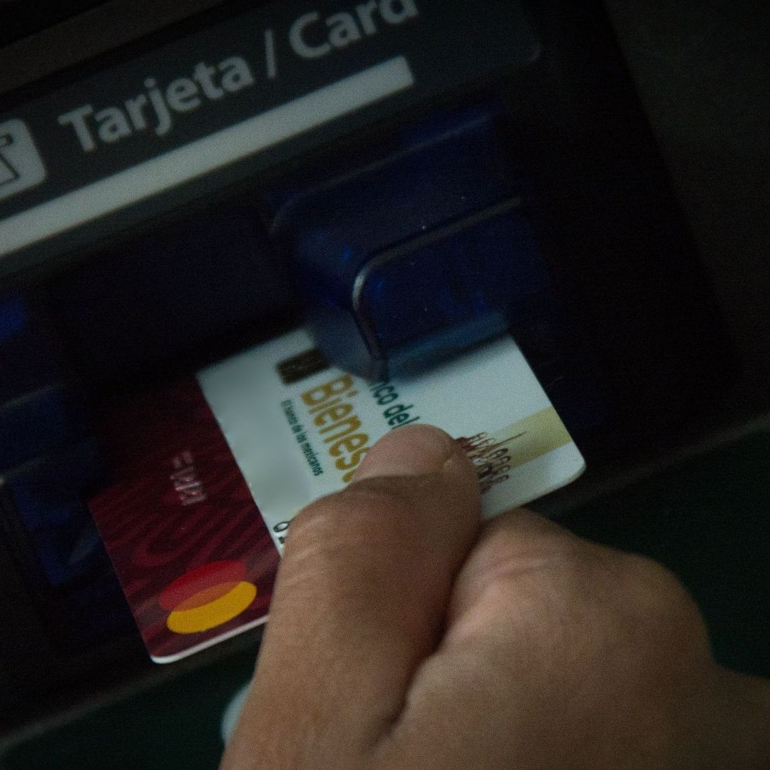 Conoce qué pasa cuando quieres retirar dinero de los cajeros de otros bancos con tu Tarjeta Bienestar y si te la pueden retener