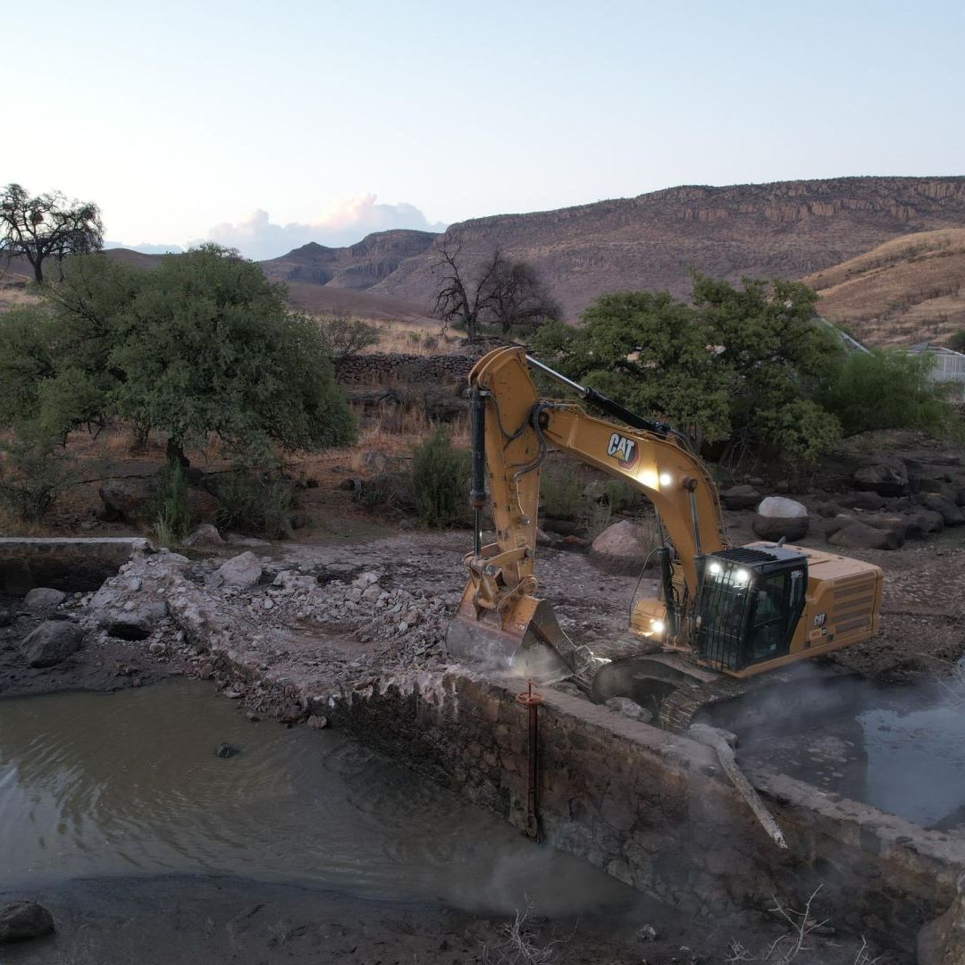 Maquinara en rancho El Saucito para liberar agua acaparada