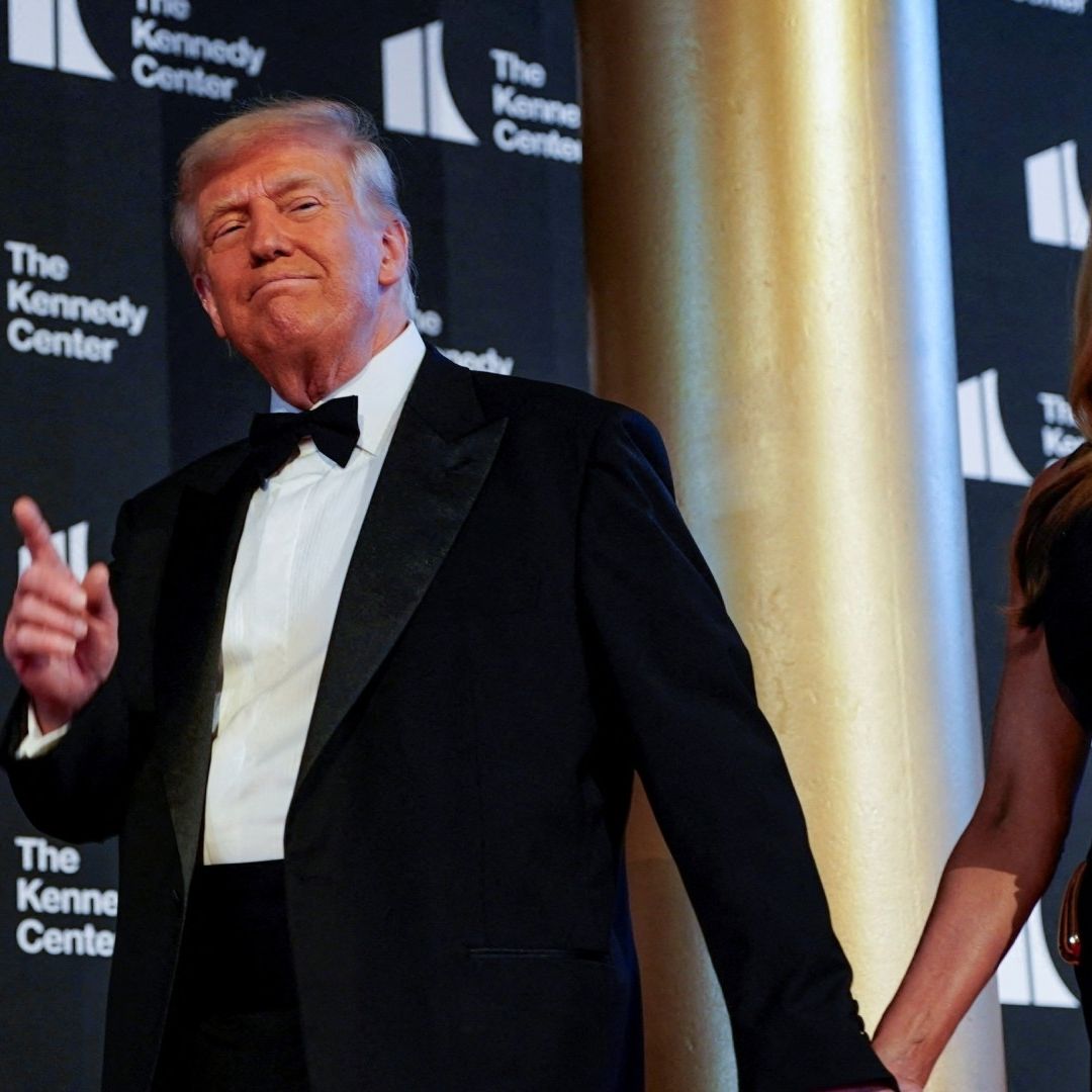 Donald Trump Recibe Abucheos y Apoyo Durante Su Asistencia a Obra de Teatro 'Los Miserables'