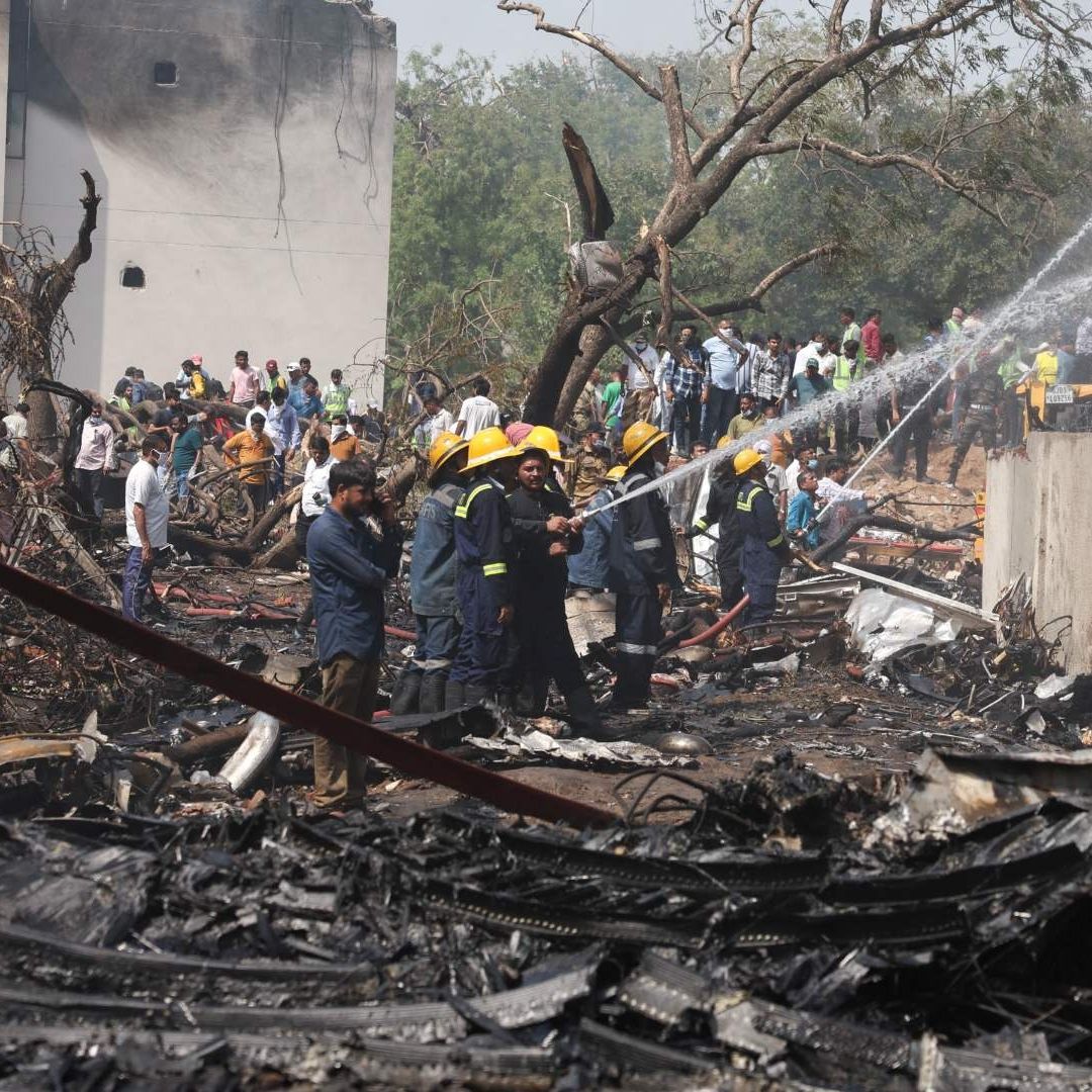 Un Avión con 242 Pasajeros Se Estrella en la India; Se Dirigía a Londres