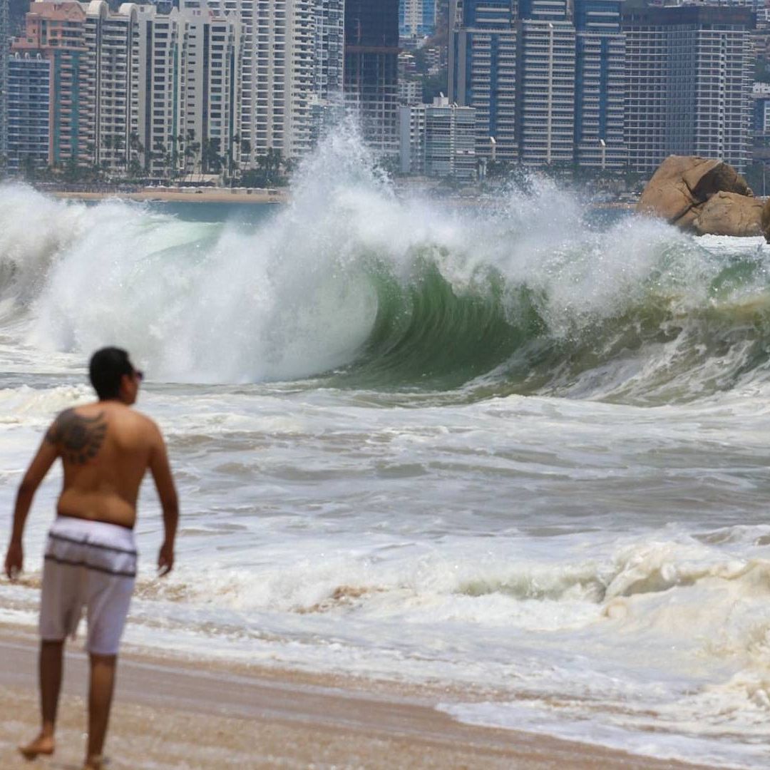 Protección Civil recomendó a los hoteleros y restauranteros colocar banderas rojas en las playas debido al Mar de Fondo