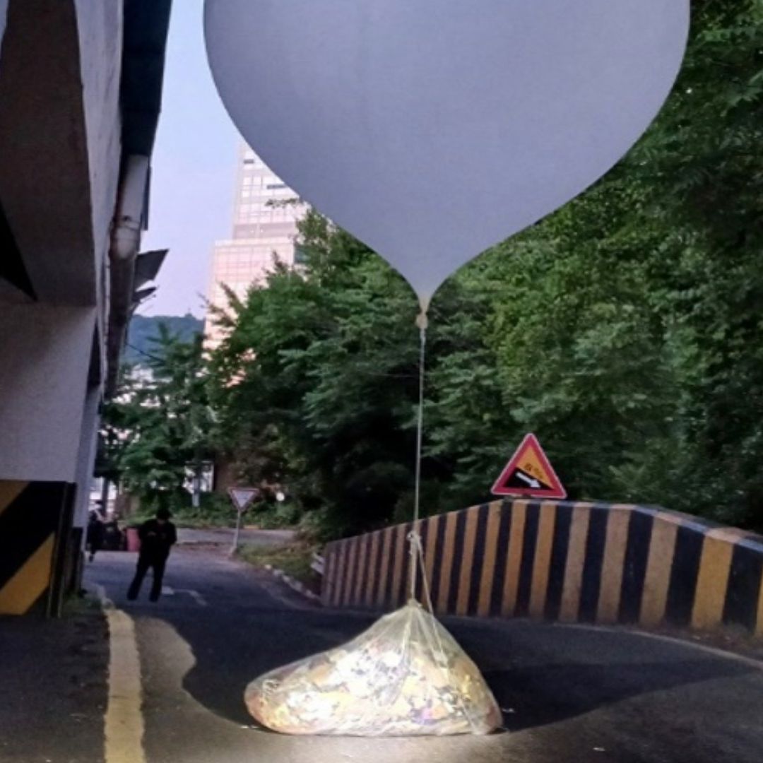 Guerra de Altavoces y Panfletos Anticomunistas en Respuesta a Globos con Basura Norcoreanos