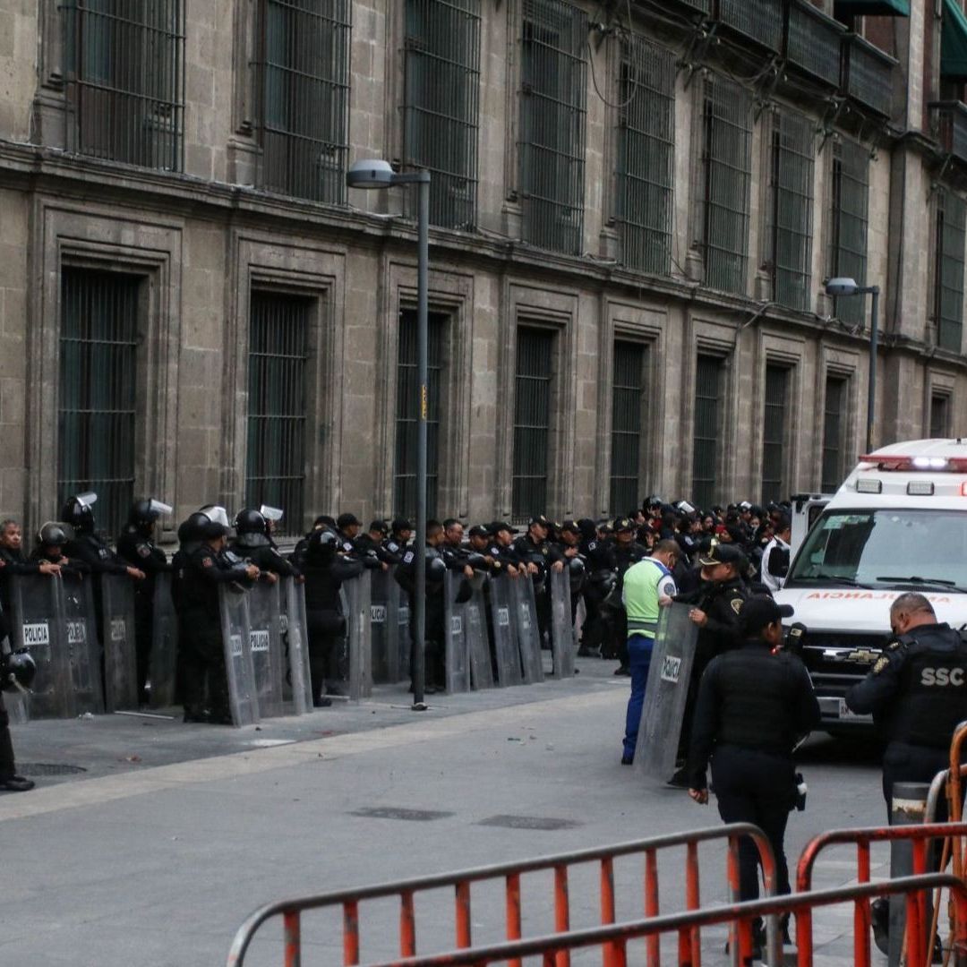 Aspecto de la calle corregidora luego de que maestros de la CNTE se enfrentarán contra policías y dañaran una puerta de Palacio Nacional