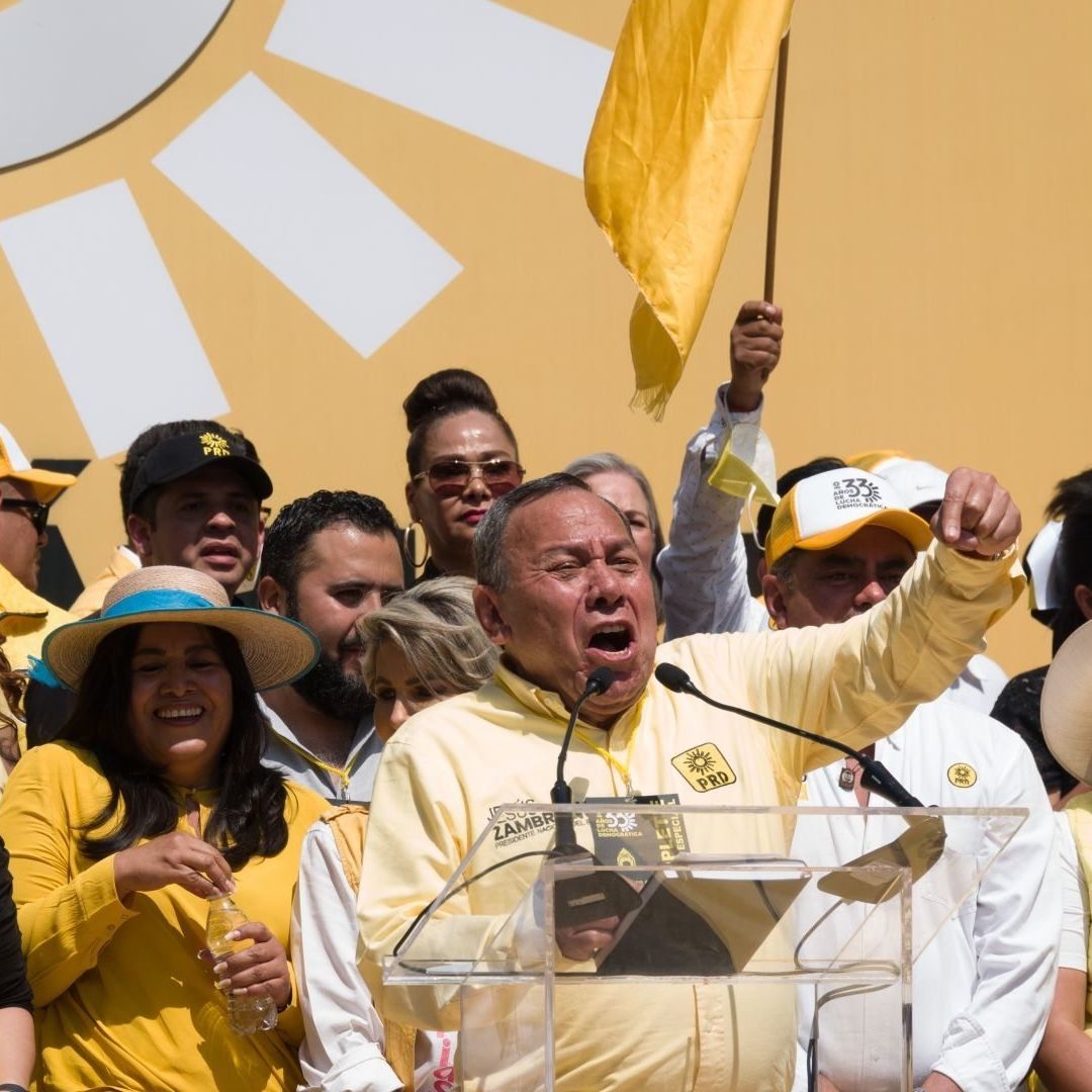 Jesús Zambrano, presidente nacional del PRD con afiliados al partido político