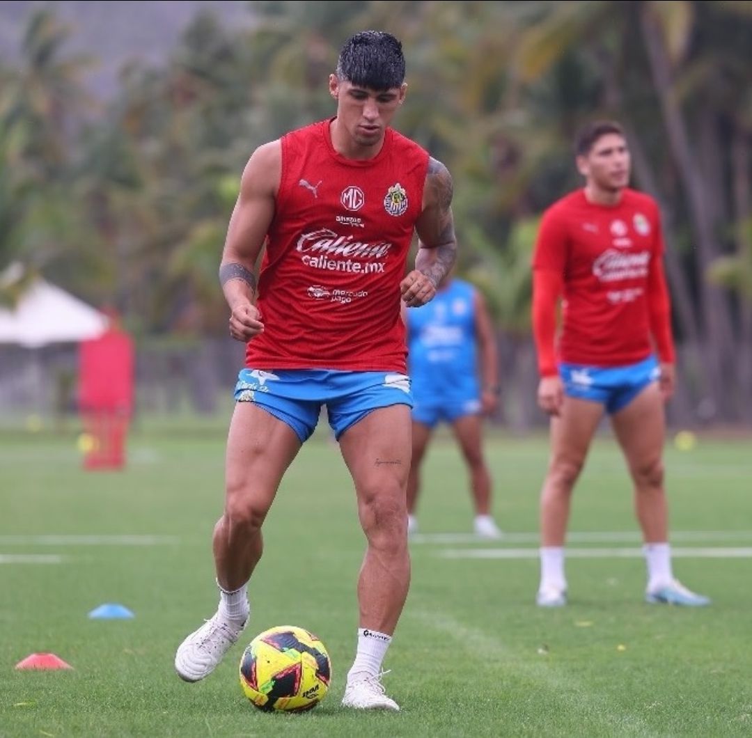 Alan Pulido y las Chivas llevan a cabo su pretemporada en Colima, rumbo al torneo Apertura 2025. Foto X: @Chivas