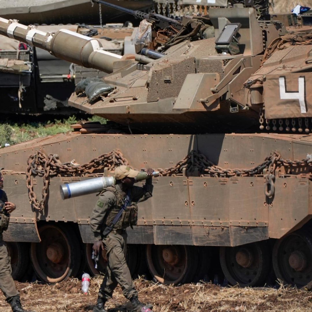 soldados de Israel junto a tanque