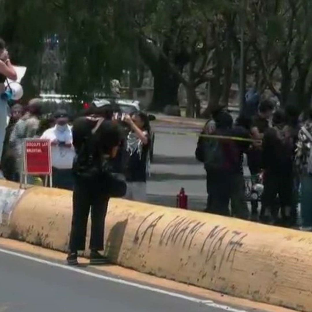 Presuntos estudiantes bloquean completamente hoy, 5 de junio de 2024, la circulación sobre la avenida Insurgentes Sur, a la altura de Ciudad Universitaria