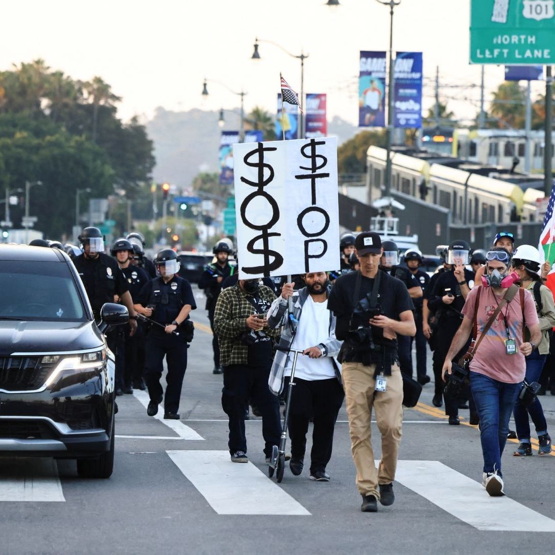 Manifestantes en calles de Los Ángeles