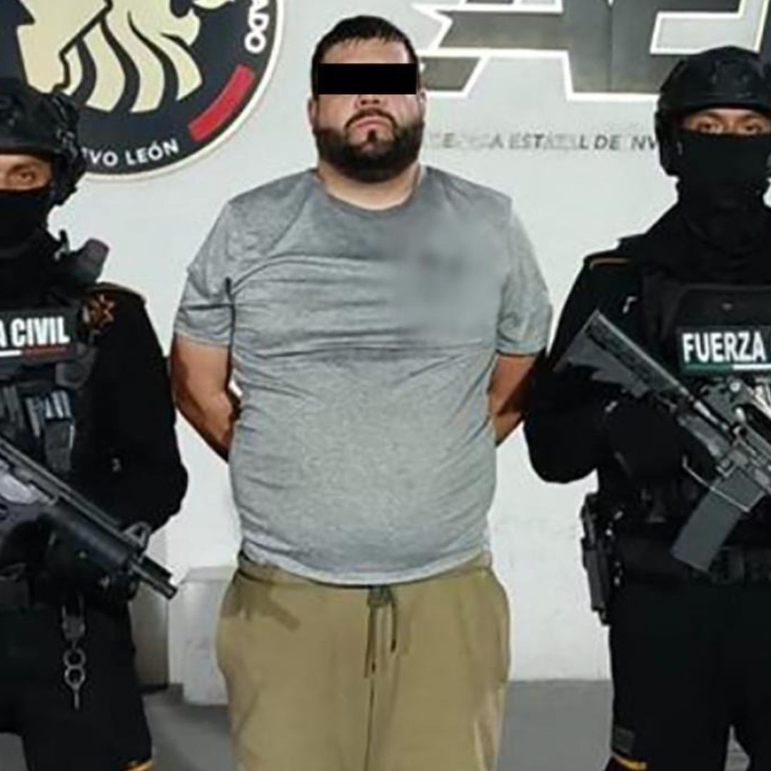 Rocka flanqueado por policías luego de la detención