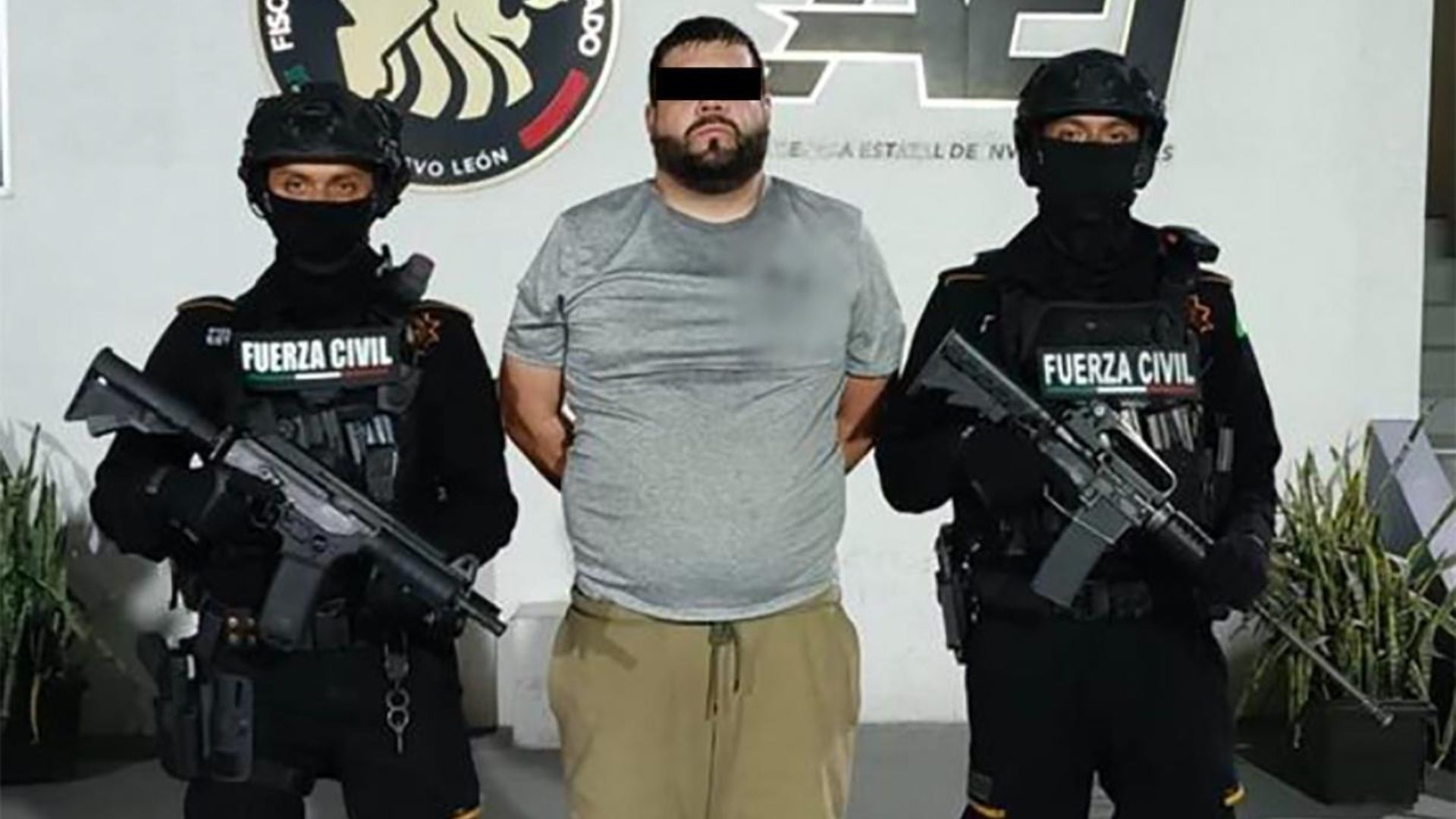 Rocka flanqueado por policías luego de la detención