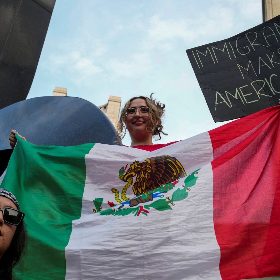 Dos mujeres en Nueva York durante protestas contra redadas