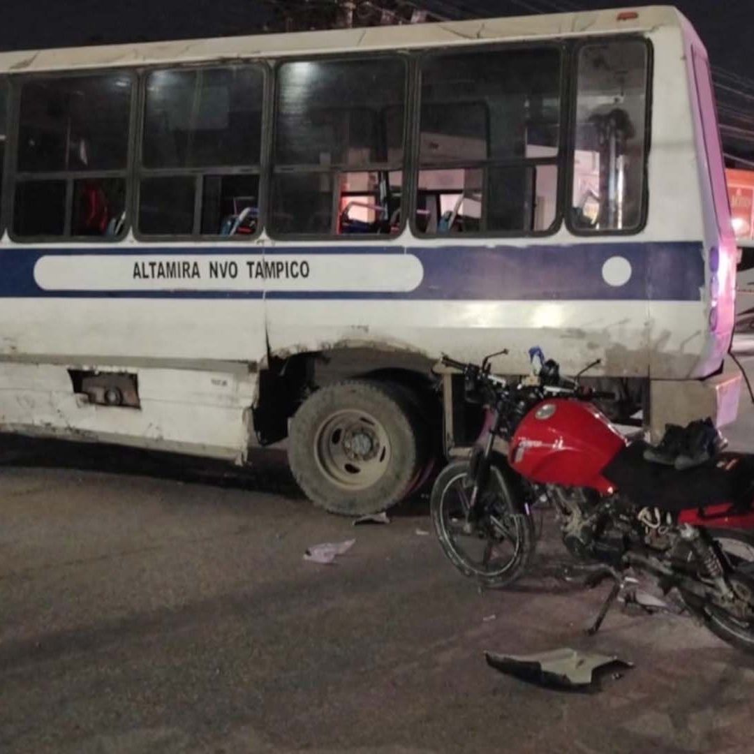 Jóvenes en Motocicleta Chocan Contra Autobús en Altamira; Uno Pierde la Vida