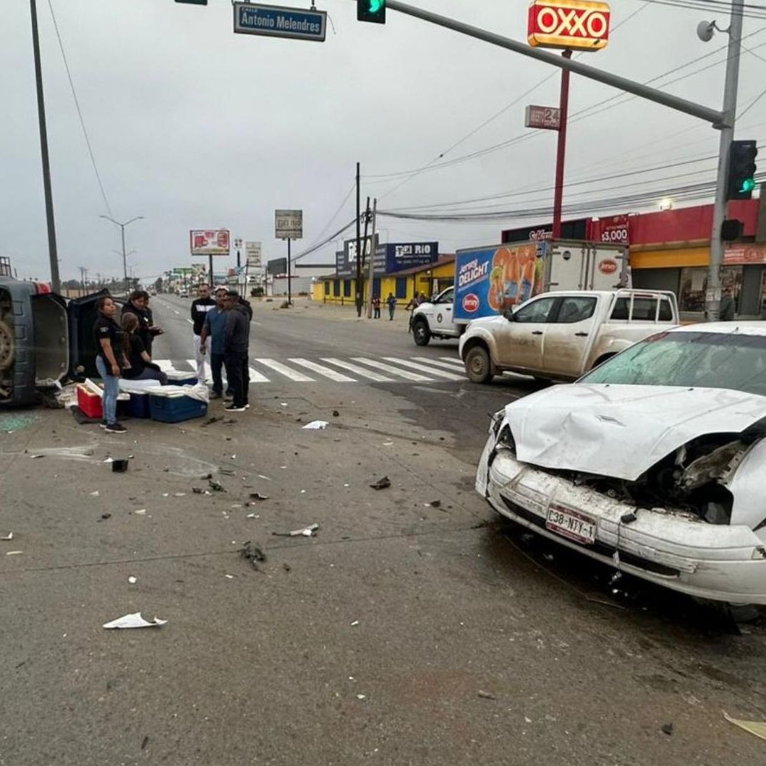 Conductor Ignora Semáforo en Rojo y Provoca Volcadura en Ensenada